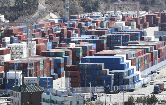 지난 13일 부산 신선대부두 야적장에 컨테이너가 쌓여있다. <연합뉴스>